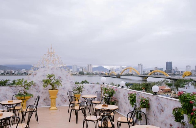 Dragon Hotel near Dragon Bridge