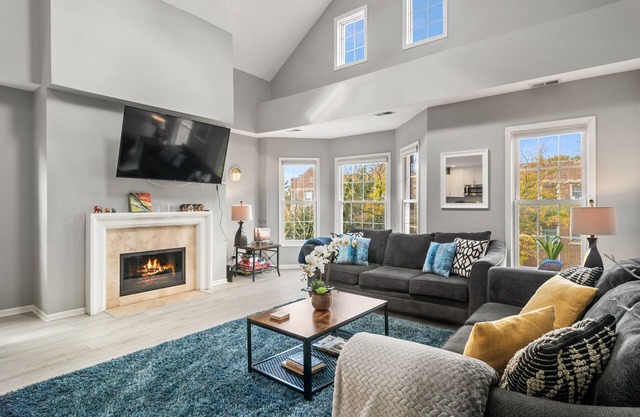 Dramatic Wrigley Loft +PRIVATE Rooftop, Center of Wrigley, Ranked GUEST FAVORITE