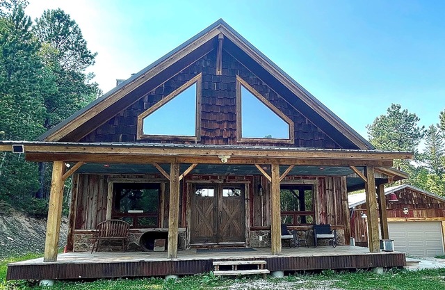 DREAM CABIN IDEAL FOR FAMILIES OR LARGE GROUPS ~ Game Room, Hot Tub, ON Trails!