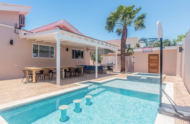 Dream Getaway in Palm Beach - pool, walk to beach, nightlife & restaurants.