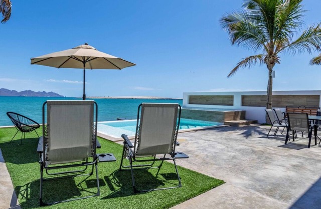 Dreamhouse 5 Bedroom With Pool Located Right On The Water