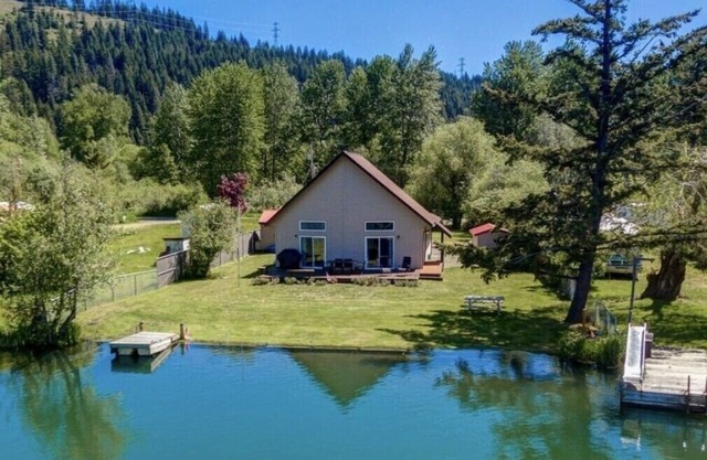 “Dreamland” a lakefront house with a beautiful view
