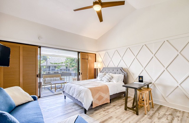 Dreamy Island Gem W/ Full Kitchen, Free WiFi, Shared Pool, & Private Balcony!