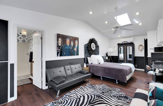 Dreamy, Monochromatic Studio! Close to UofA! Walk to campus/4th ave/downtown!