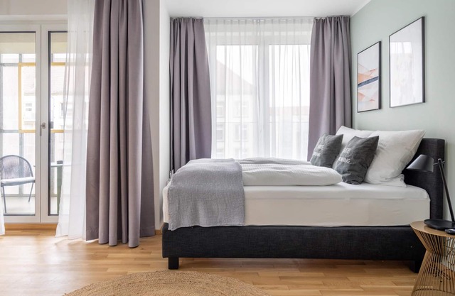 Dresden Wallstr | Suite L + Balcony (LT)