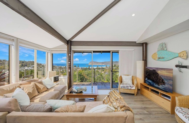 Driftwood Copacabana-amazing views-spacious decks-5 bedrooms
