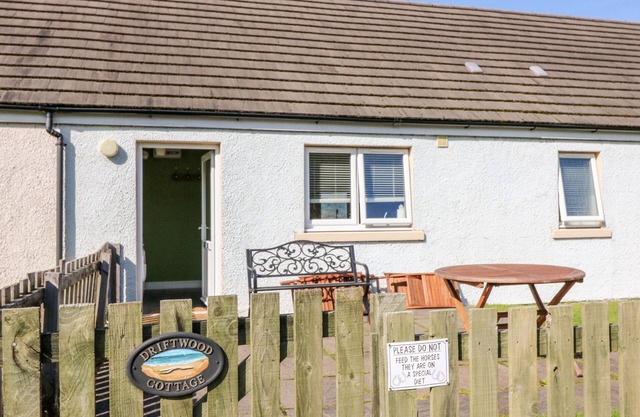 DRIFTWOOD COTTAGE, pet friendly in Craignure, Isle Of Mull