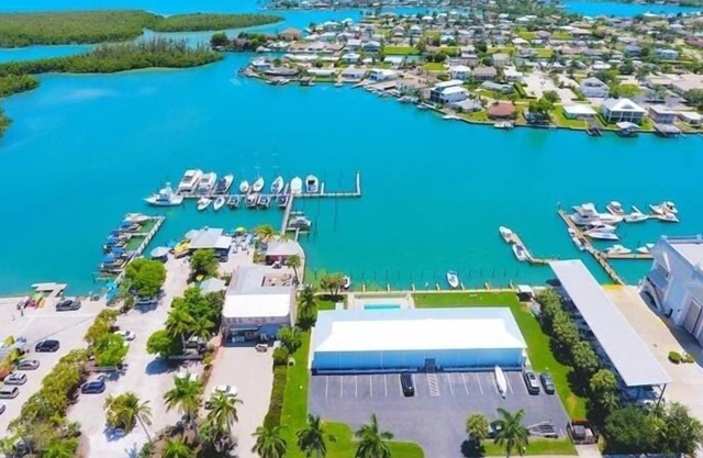 Driftwood Landing (1-Bedroom Condo) with Pool by RedAwning