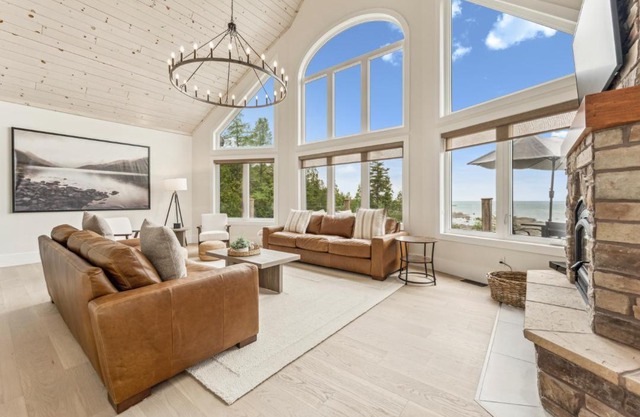 Driftwood Luxe Lakefront Retreat - Tobermory