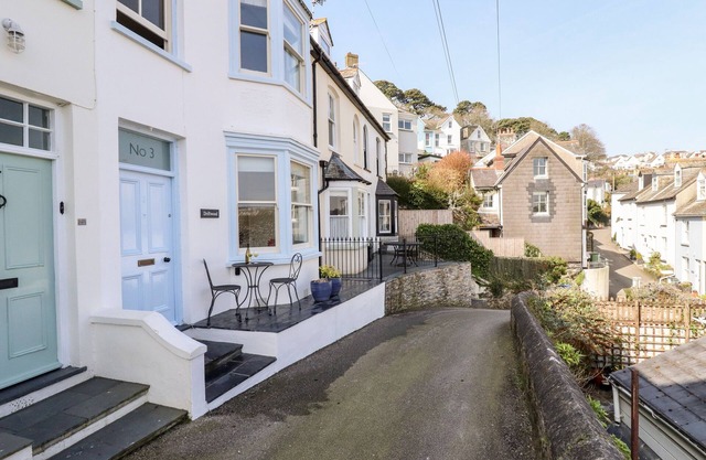 DRIFTWOOD, pet friendly, character holiday cottage in Fowey