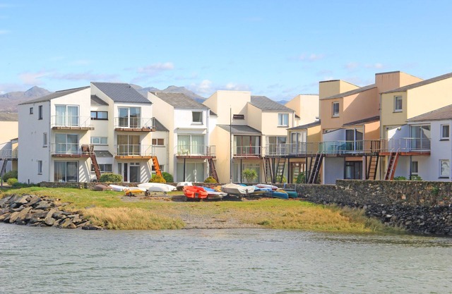 DROS Y DWR, pet friendly in Porthmadog