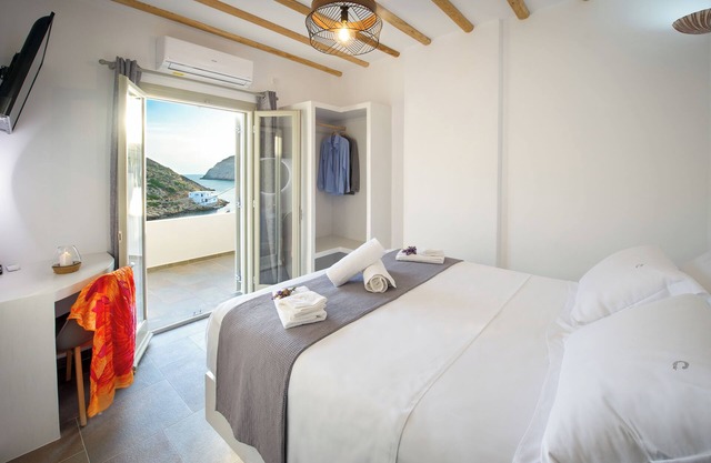 Droufakos’ home - Beachfront Lux 2BD apt. w. Views