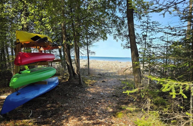 Drummond Island Hotel & Vacation Homes - Cream City Cottage