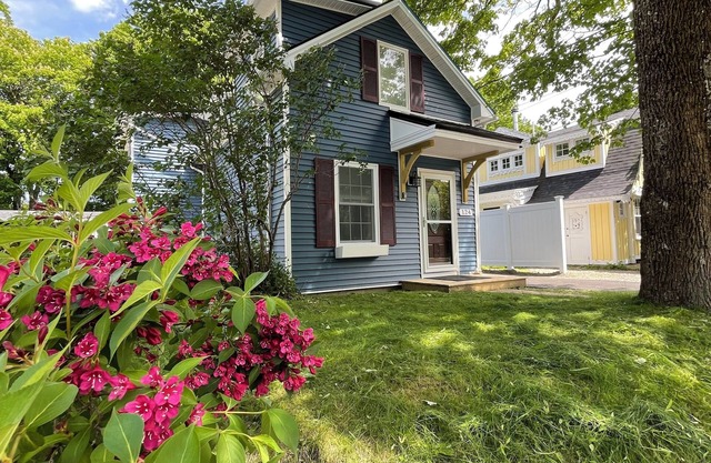 DT Bar Harbor,2 King beds & Decks, Parks 3 small cars, Town Pickleball Ct @ Back