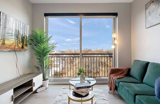 DT, UMN, New 1BD GYM, Rooftop, Free Parking