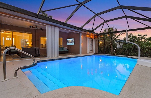 Dual Tropical Havens - Palm & Pearl - Roelens