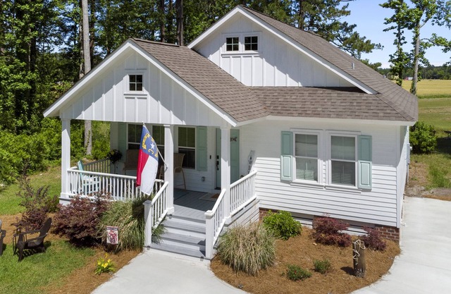 Duck's Roost Cottage - Cozy and Convenient!