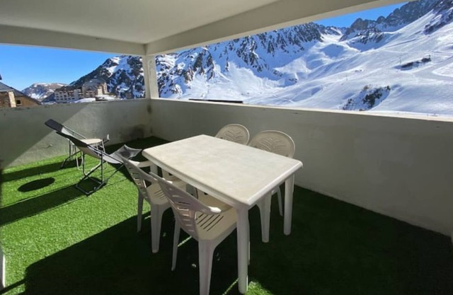 Duplex 10 pers-View of the runway and swimming pool