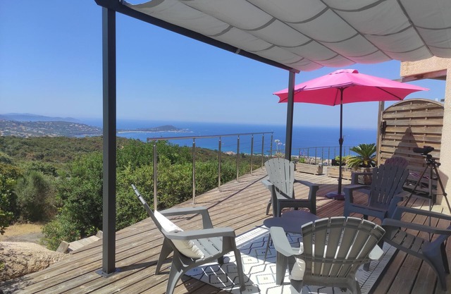 Duplex apartment with exceptional sea view in quiet residential area