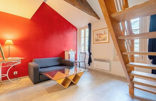 Duplex Studio Apartment 'Cosy Hyper Centre Rennes' with Shared Garden and Wi-Fi
