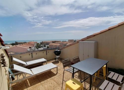 Duplex terrasse vue mer accès plage et piscine.