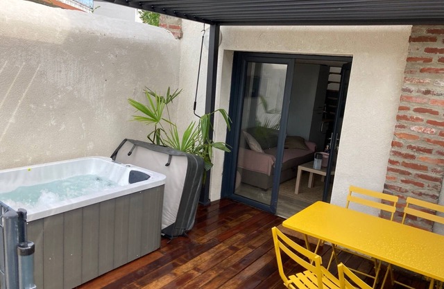Duplex with bioclimatic pergola jacuzzi in town