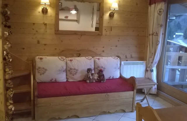 Duplex with Savoyard chalet decoration, ski-in/ski-out, 6 persons