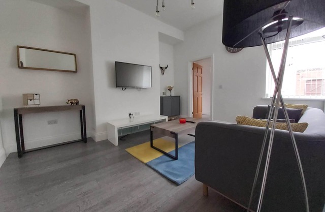 Dwell Living Sleeps 4 with free parking wifi, smart TV