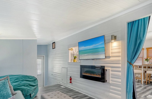 E-Fireplace, Pools, Gym, Pool Tables, Pickleball, Ping Pong, No Cleaning Fee!