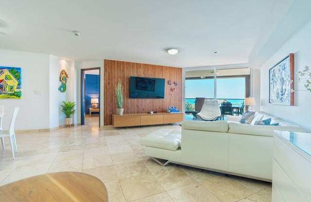 EAGLE BEACH- MAGNIFICENT OCEAN VIEW CONDO