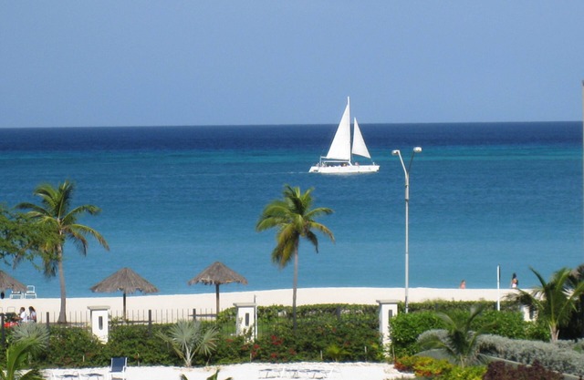 EAGLE BEACH - OCEAN FRONT LUXURY CONDO - AMAZING VIEWS!