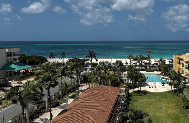 Eagle Beach- Oceana Penthouse 2 bed Condo with Private Rooftop Terrace