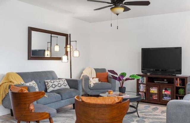 Eagle Charmer Pet friendly near downtown/riverwalk
