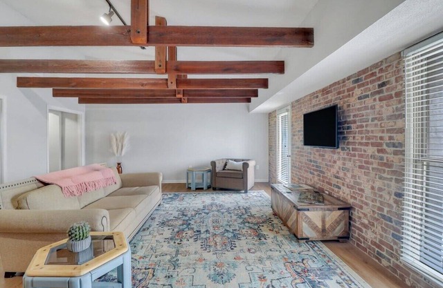 Eagle Creek Loft - Close to Shops, Food, GSU!