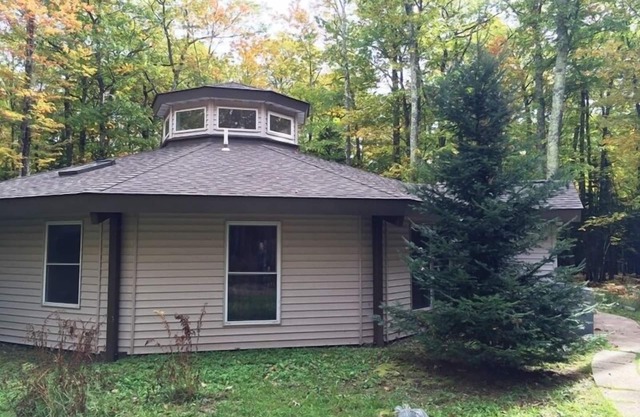 Eagle Moon - Nonagon Home nestled in the Woods and minutes away from Town