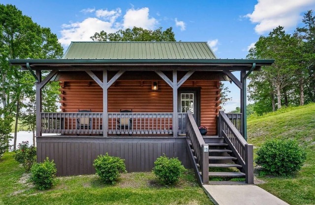 Eagle's Perch Cabin 13 with Loft - One bed in loft, sleeper sofa and full kitchen