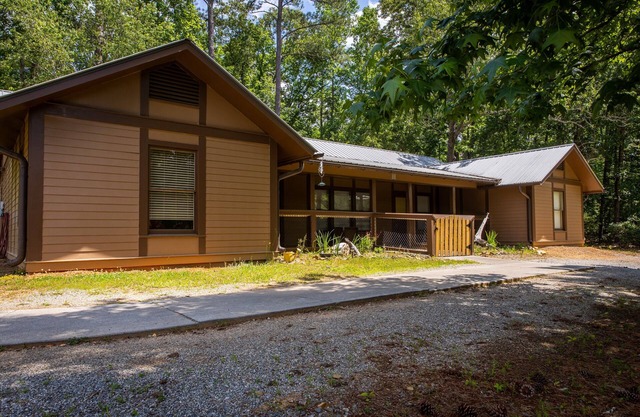Eagles nest cabin -Comfortable, Homey Cabin Sleeps 14 on Lake Allatoona