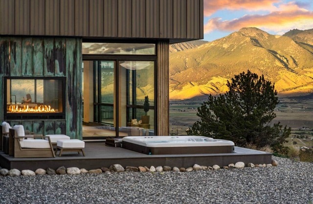 Eagles Wings: Luxe Yellowstone Retreat |Condé Nast