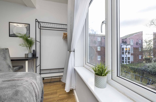 Ealing | Monopoly Manor Urban Getaway