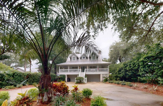 East Beach Family Friendly Home, sleeps 9
