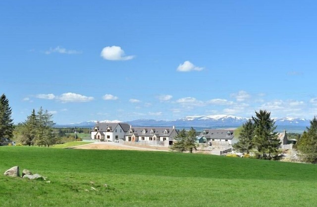 EAST COTTAGE, pet friendly, with a garden in Cawdor