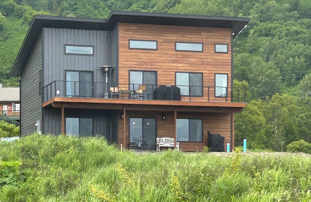 East End Swell - NEW- DOWNSTAIRS Retreat with Ocean, Mountain & Glacier Views