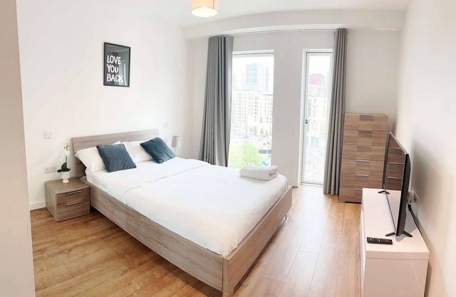 East London 2-Bed Apt Sleeps 4, 7 min walk to Tube