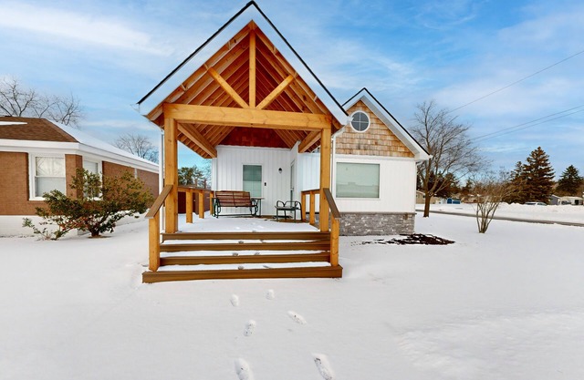 East Tawas waterview home.walk to downtown and the beach!