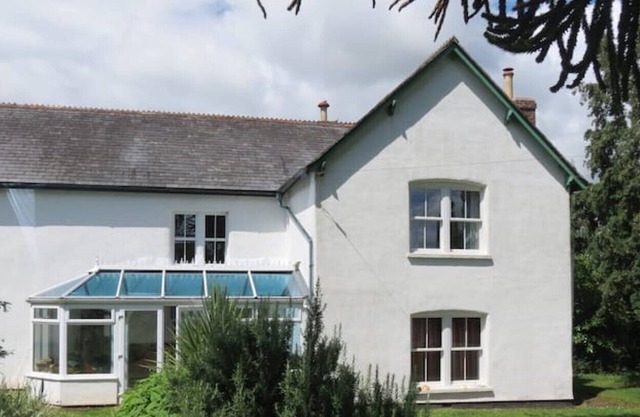 East wing of rustic farmhouse near Devon border