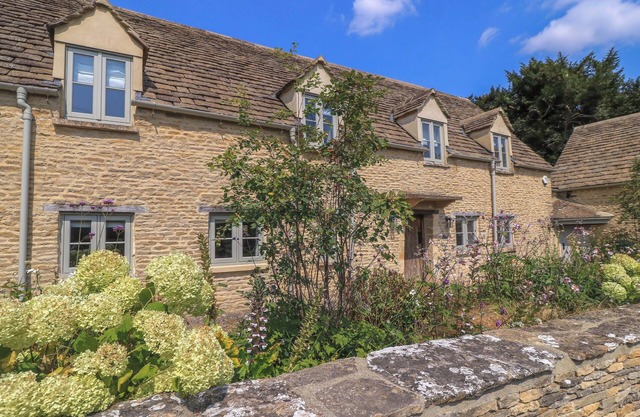 EASTER COTTAGE, family friendly, character holiday cottage in Burford