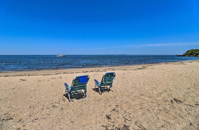 Eastern Shore Hideaway with Grill, Kayaks & Wkend Access Dive Bar & Restaurants