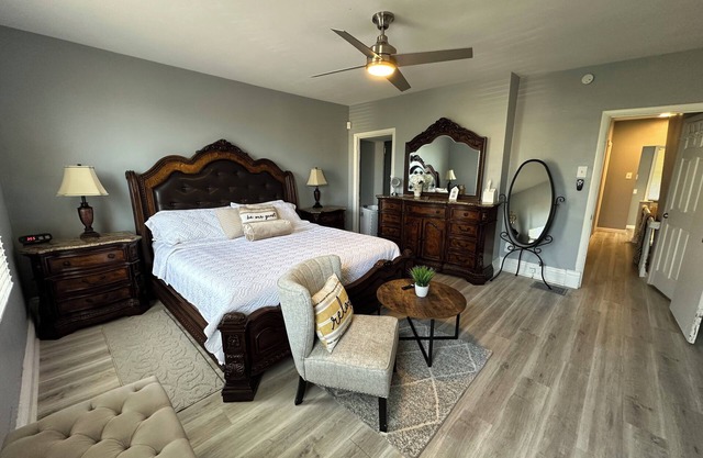 Eastside vibes ~ Roomy. Peaceful. Charming. Free parking, 3 BR, 2 bath, Sleeps 6