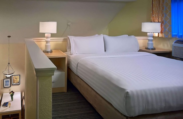 Easy Access to Cleveland Hopkins In'tl Airport! FREE Parking, Pets Allowed!
