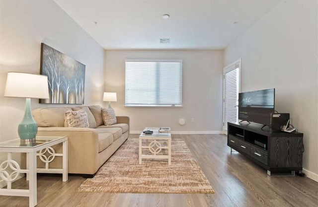 Easy Access to Transit, Shops & Dining! In-unit Laundry & Kitchen